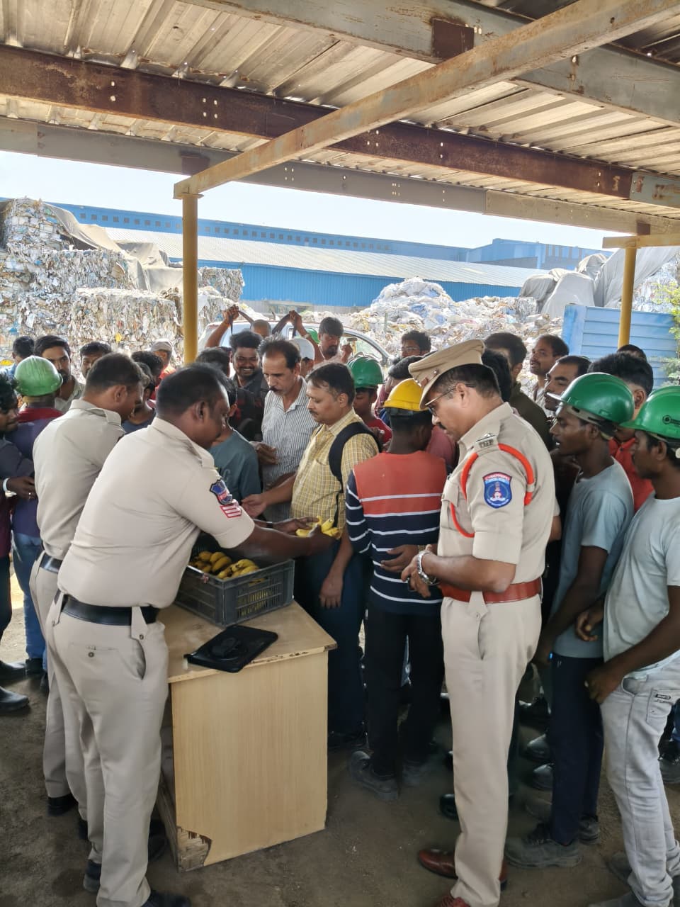మత్తు పదార్థాలకు దూరంగా ఉండాలి కార్మికులకు కొందుర్గు పోలీసుల అవగాహన అమరవీరుల సంస్మరణ వారోత్సవాల్లో పండ్లు, బిస్కెట్ల పంపిణీ