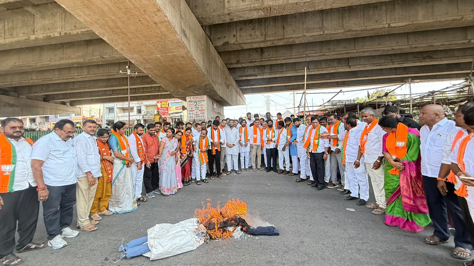 ఖర్గే వ్యాఖ్యలకు నిరసనగా దిష్టిబొమ్మ దహనం ప్రధాని కుటుంబంపై అనుచిత వ్యాఖ్యలు సరికాదు: బీజేపీ నేతలు రాజ్‌ భూపాల్‌ గౌడ్‌ ఆధ్వర్యంలో శంషాబాద్‌లో ఆందోళన.. పాల్గొన్న నెల్లి శ్రీవర్ధన్‌ రెడ్డి - Additional Image