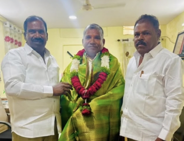 టీడీపీ నేత బక్కని నరసింహులును కలిసిన సీపీఐ నాయకులు, యాదగిరి, ఆనంద్ కుమార్. - Additional Image