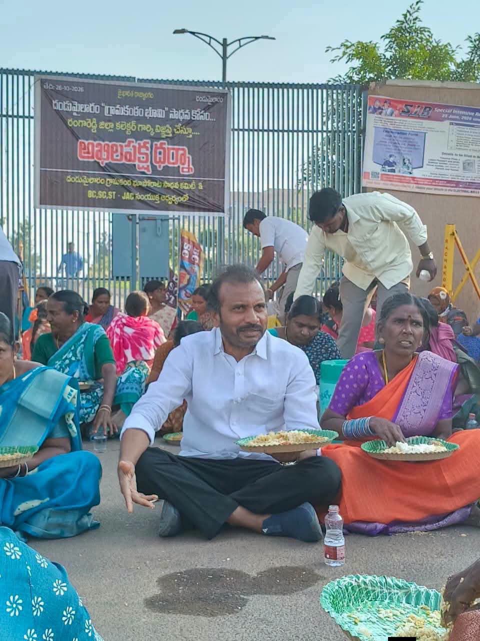 భూ బాధితులతో కలిసి కలెక్టరేట్‌ ఎదుటే భోజనం చేసిన విశారదన్‌ మహరాజ్‌!                   దండుమైలారం భూ బాధితుల ధర్నాకు బీసీ, ఎస్సీ, ఎస్టీ జేఏసీ చైర్మన్‌ మద్దతు.