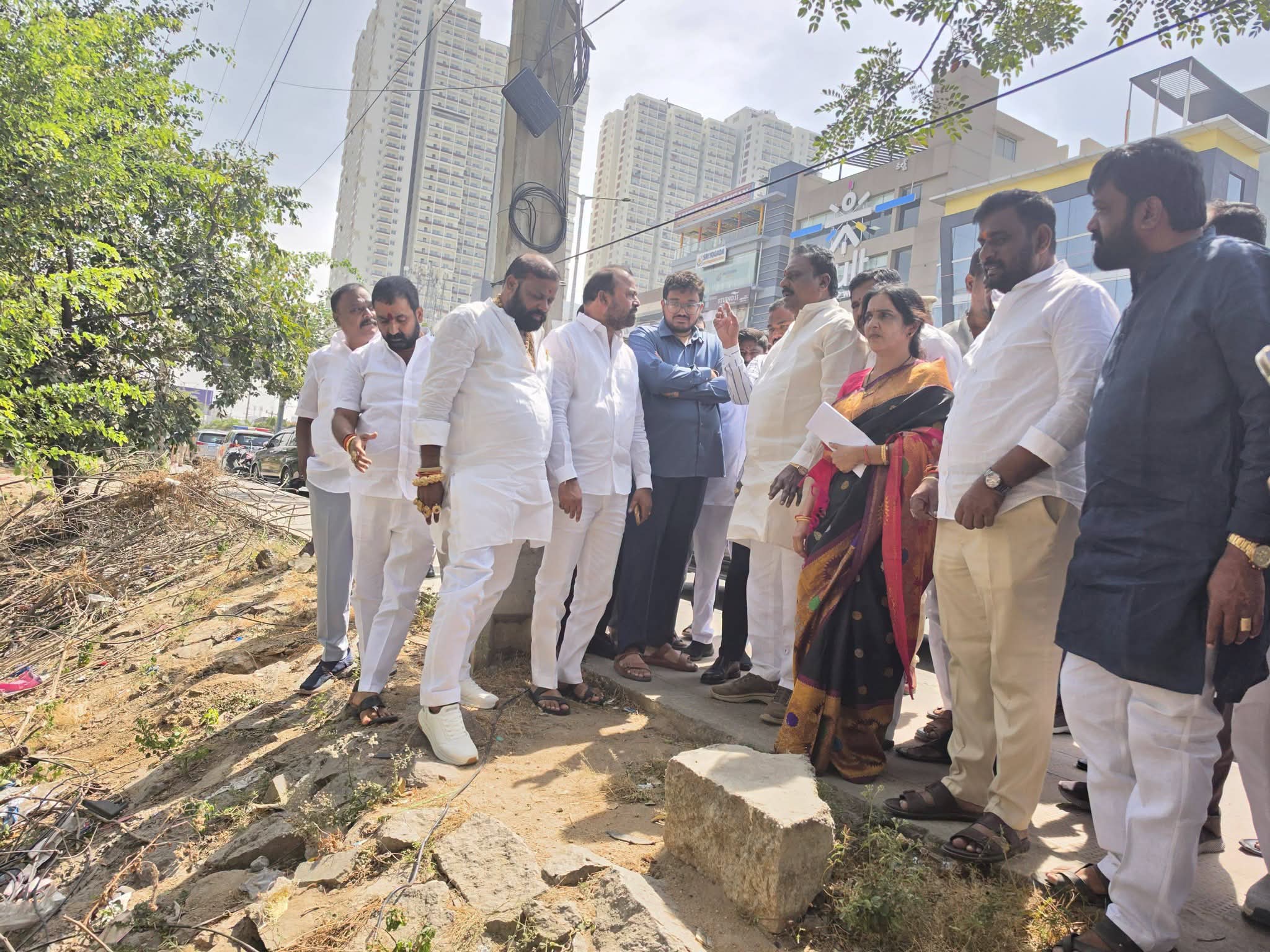 కోకాపేట్‌, నార్సింగిలో ఎమ్మెల్యే ప్రకాష్‌ గౌడ్‌ పర్యటన  రాక్‌వెల్‌ స్కూల్‌ వద్ద విద్యార్థుల భద్రతకు చర్యలు  నార్సింగిలో నాలా అభివృద్ధి, బాక్స్‌ కల్వర్టు నిర్మాణంపై పరిశీలన