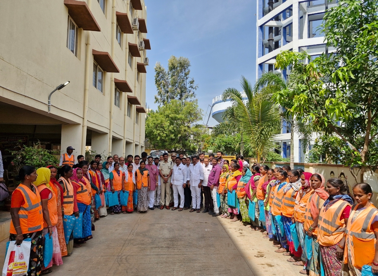 పారిశుద్ధ్య కార్మికులకు పండగ కానుక.. మార్వాడీ సమాజ్‌ ఔదార్యం