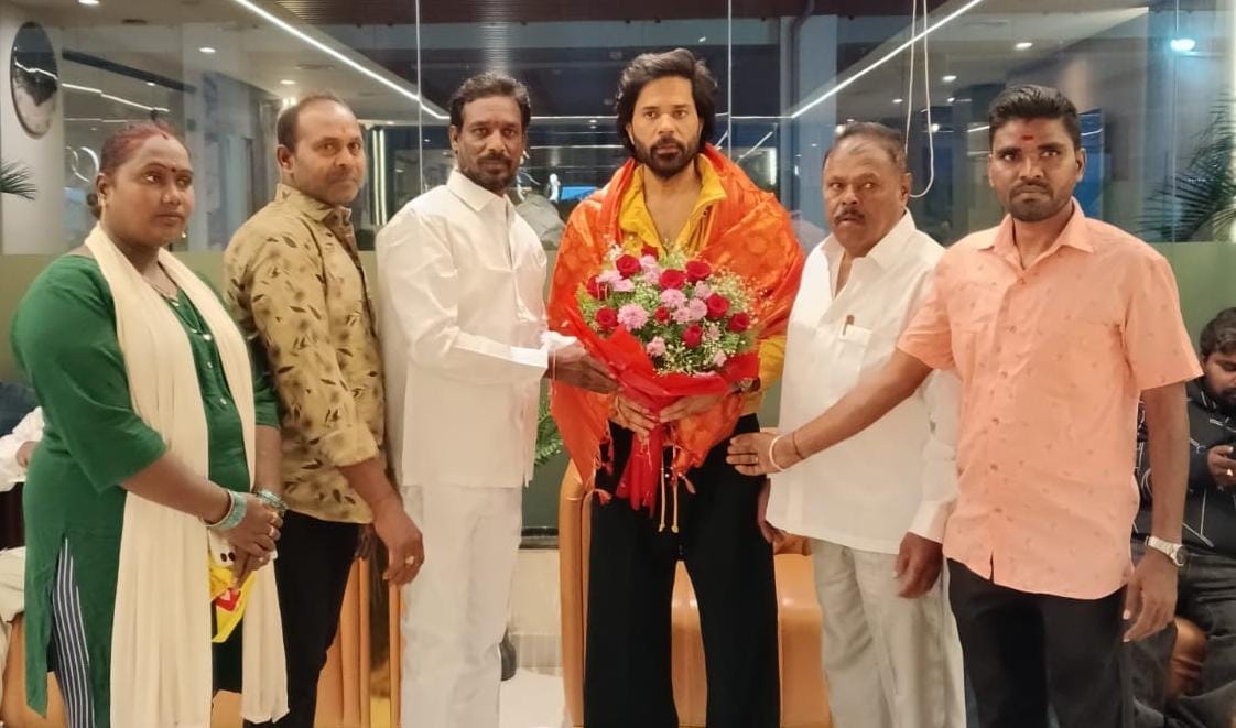 ‘ఓ నా సిద్దయ్య’ పాట ఆవిష్కరణకు ఘనంగా ఏర్పాట్లు  30న శంషాబాద్‌ హైస్కూల్‌ గ్రౌండ్‌లో 70 ఎంఎం థియేటర్‌ తరహాలో ప్రదర్శన  కందకట్ల సిద్దు రెడ్డిని శాలువాతో సన్మానించిన సీపీఐ నాయకులు నర్రా గిరి