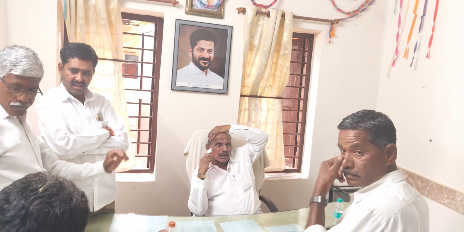 నిధులేవీ.. అభివృద్ధి ఏదీ?  చర్లగూడ గ్రామ సమస్యలపై ఎమ్మెల్యే కాలే యాదయ్యను నిలదీసిన సర్పంచ్ పెంటయ్య