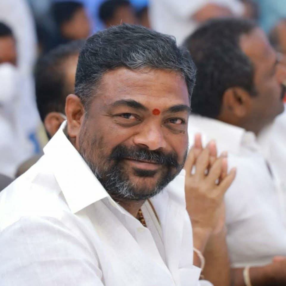 ఓ నా సిద్ధూ మామయ్య.. సేవకు సలాం! విద్య, ఆధ్యాత్మికత, సామాజిక సేవలో సిద్ధు రెడ్డి ప్రత్యేక ముద్ర ఈ నెల 30న ‘ఓ నా సిద్ధయ్య’ పాట విడుదల కార్యక్రమానికి భారీగా తరలిరావాలి.. ఆర్‌. గణేష్‌ గుప్తా పిలుపు