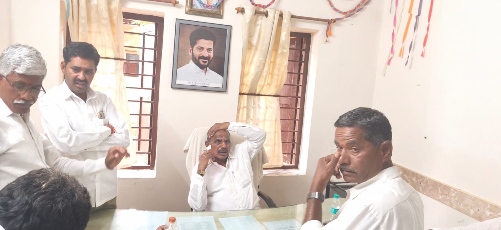 నిధులేవీ.. అభివృద్ధి ఏదీ?  చర్లగూడ సమస్యలపై ఎమ్మెల్యే కాలే యాదయ్యను నిలదీసిన సర్పంచ్ పెంటయ్య