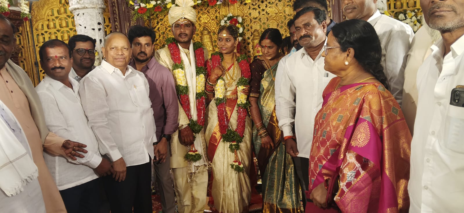 కళ్యాణ మహోత్సవానికి హాజరైన మాజీ ఎమ్మెల్యే ఎర్ర శేఖర్‌ నూతన వధూవరులను ఆశీర్వదించిన మాజీ ఎమ్మెల్యే