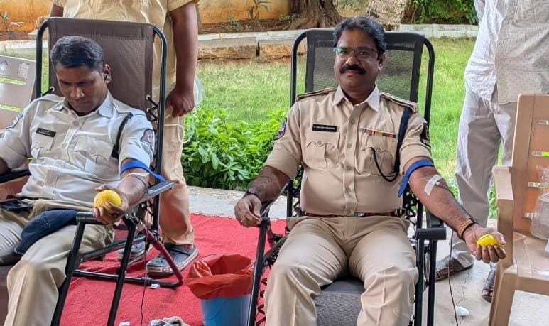 అమరవీరుల సంస్మరణ వారోత్సవాల్లో రక్తదానం  జోయెల్‌ డేవిస్‌, రాహుల్‌ హెగ్డే, నాగభూషణం పిలుపు - Additional Image