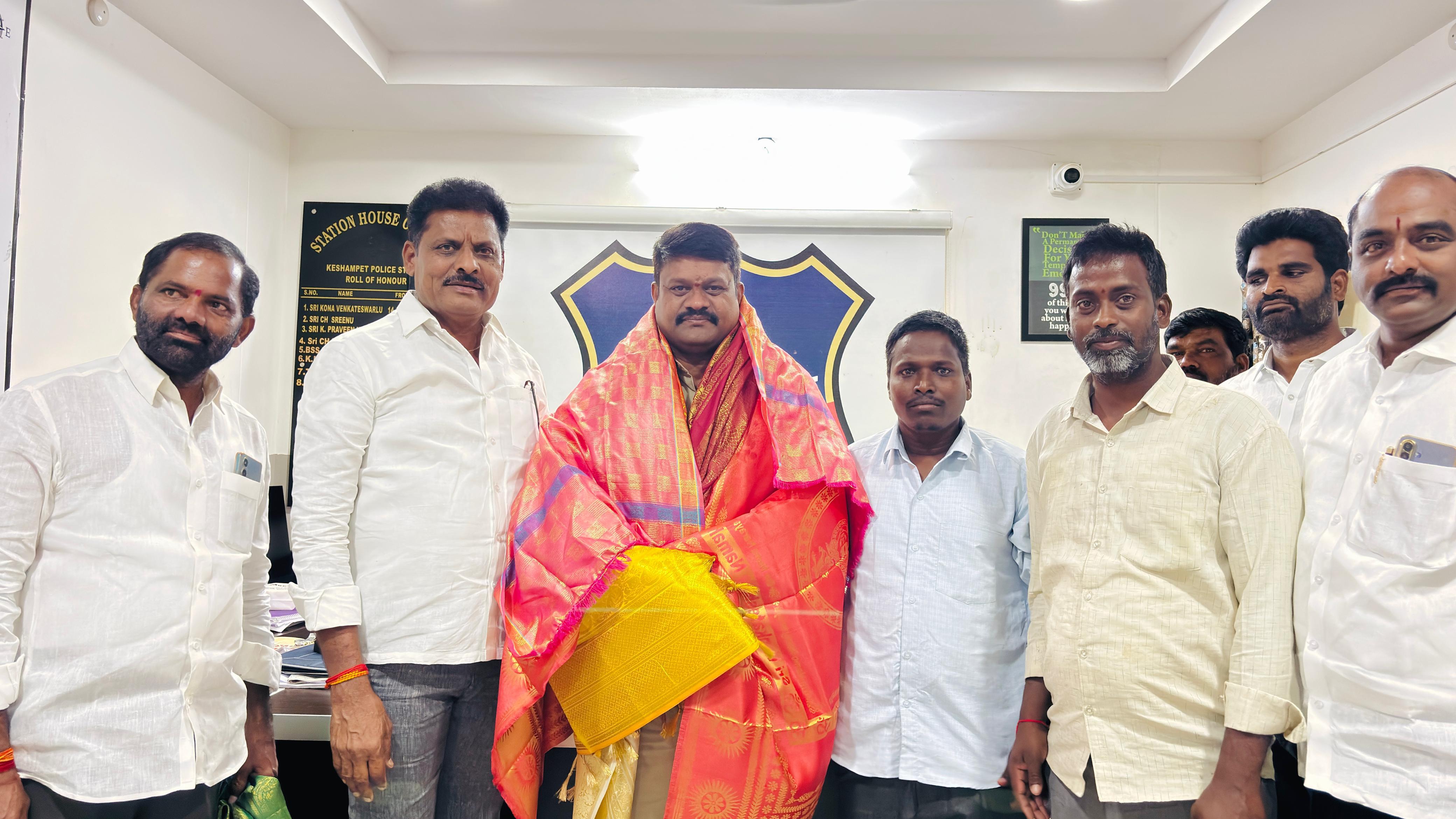 నూతన సీఐ శ్రీనివాసుకు బీఆర్ఎస్‌ నాయకుల స్వాగతం పుష్పగుచ్ఛం అందజేసి శుభాకాంక్షలు తెలిపిన నాయకులు