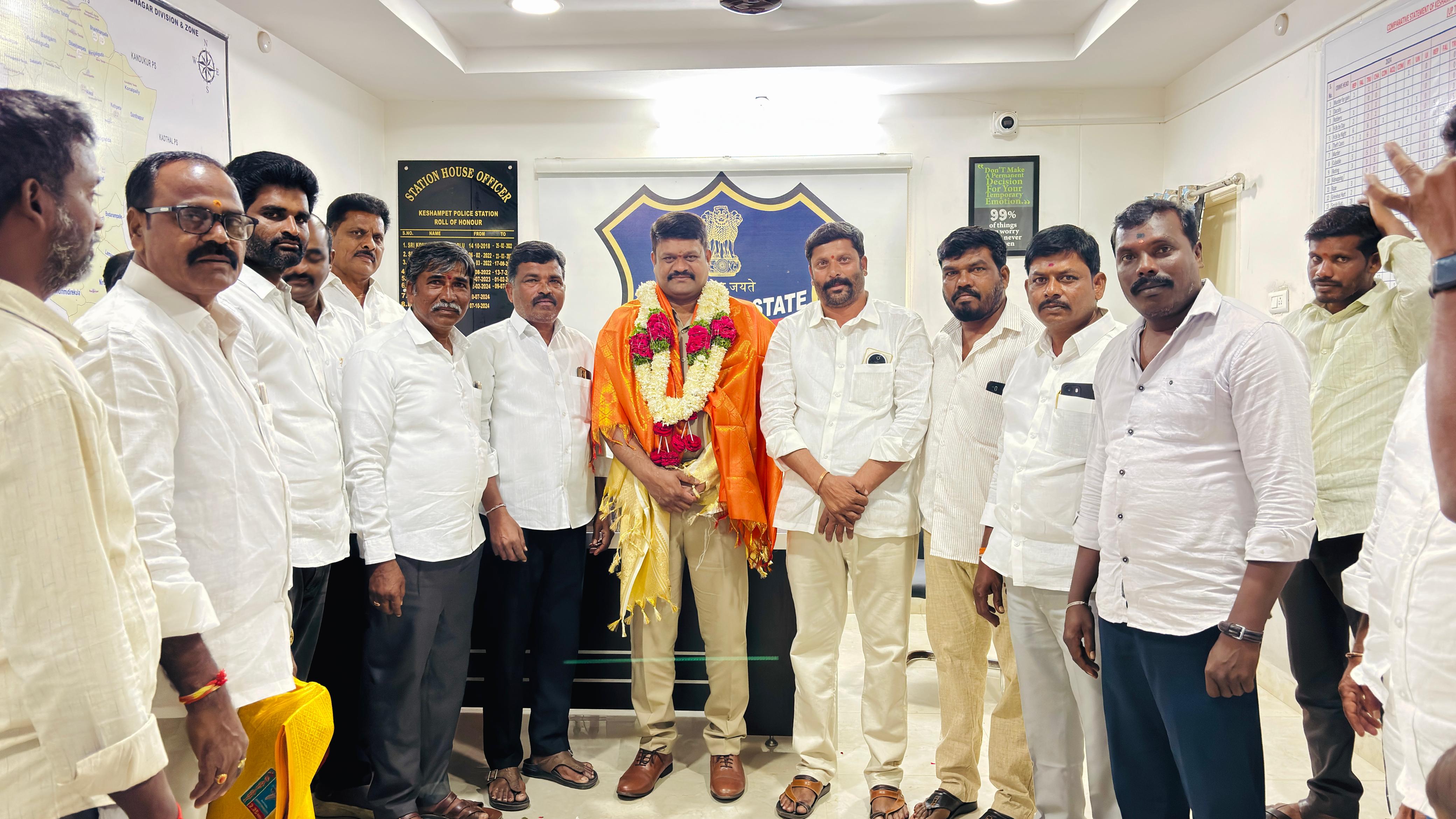 నూతన సీఐ శ్రీనివాసుకు బీఆర్ఎస్‌ నాయకుల స్వాగతం పుష్పగుచ్ఛం అందజేసి శుభాకాంక్షలు తెలిపిన నాయకులు - Additional Image