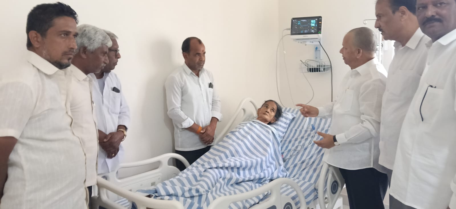 సాక్షి కృష్ణ కుటుంబాన్ని పరామర్శించిన జడ్చర్ల మాజీ ఎమ్మెల్యే ఎర్ర శేఖర్