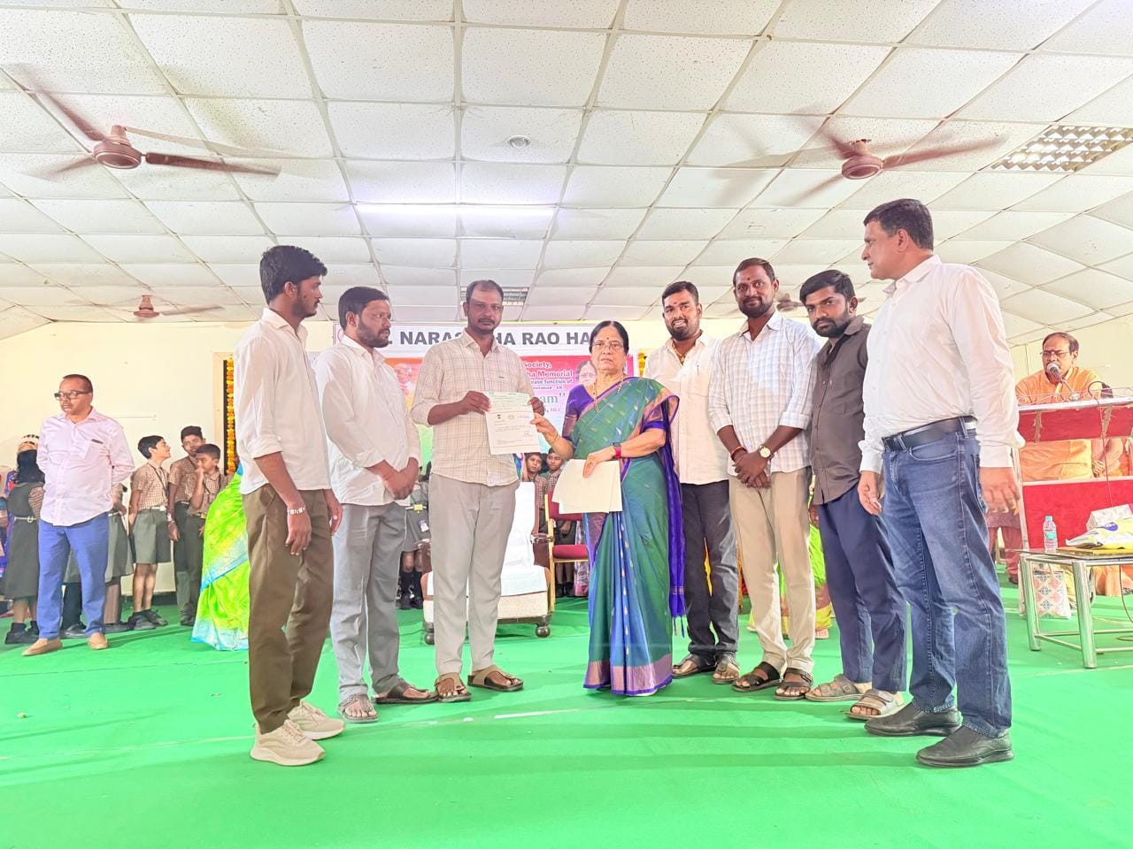 ప్రజాసేవకు పదవులు అవసరం లేదు.. సేవాభావమే ముఖ్యం!  మాజీ ఎమ్మెల్యే అంజయ్య యాదవ్ చొరవతో ఇద్దరికి ముఖ్యమంత్రి సహాయనిధి చెక్కులు