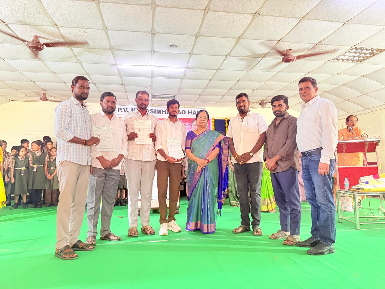 ప్రజాసేవకు పదవులు అవసరం లేదు.. సేవాభావమే ముఖ్యం!  మాజీ ఎమ్మెల్యే అంజయ్య యాదవ్ చొరవతో ఇద్దరికి ముఖ్యమంత్రి సహాయనిధి చెక్కులు - Additional Image
