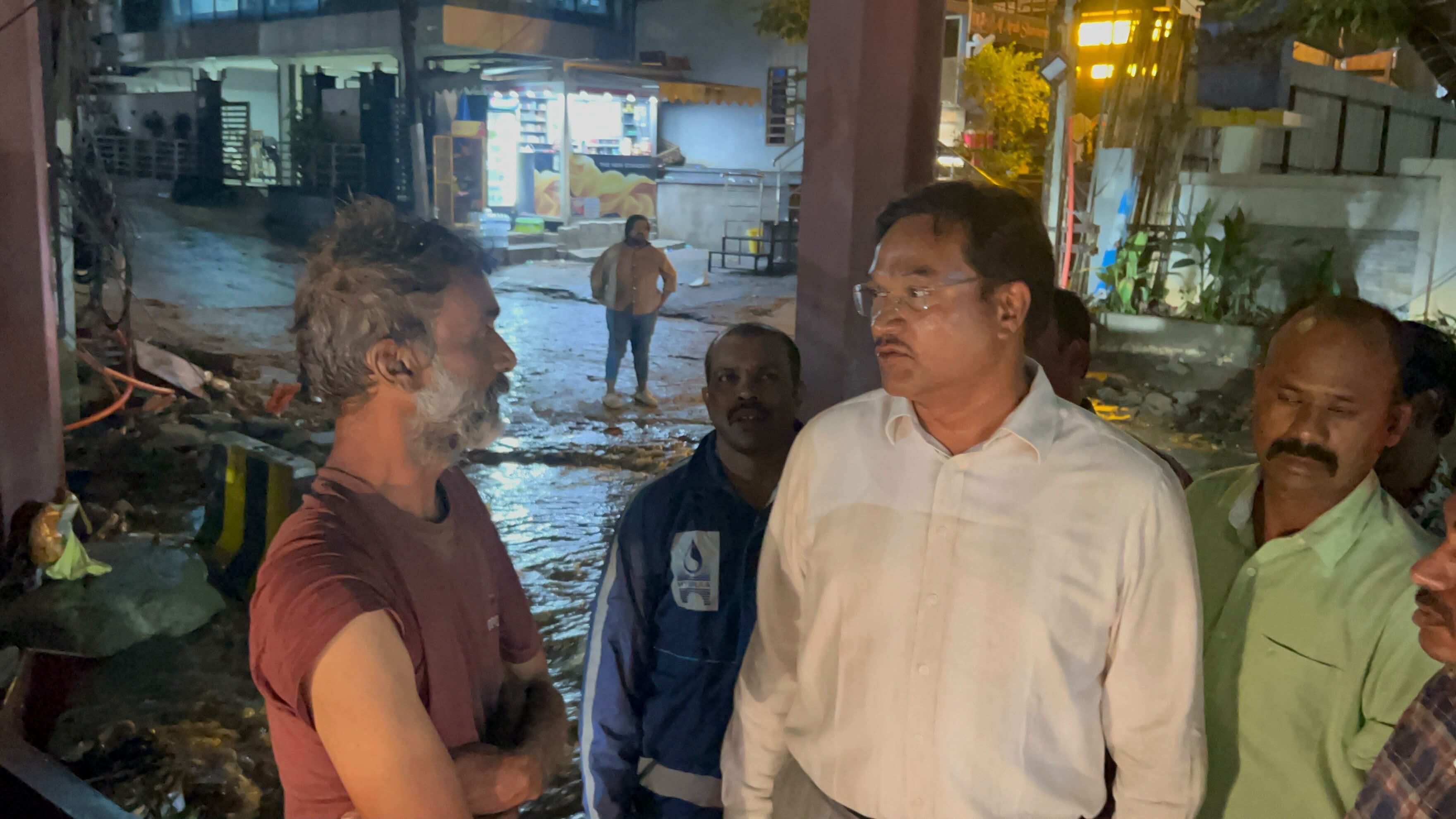 సాహసోపేతంగా కాపాడిన DRF, MRT సిబ్బంది  బాధితుడిని పరామర్శించిన హైడ్రా కమిషనర్ రంగనాథ్.. క్షేత్రస్థాయిలో వరద ప్రాంతాల పరిశీలన