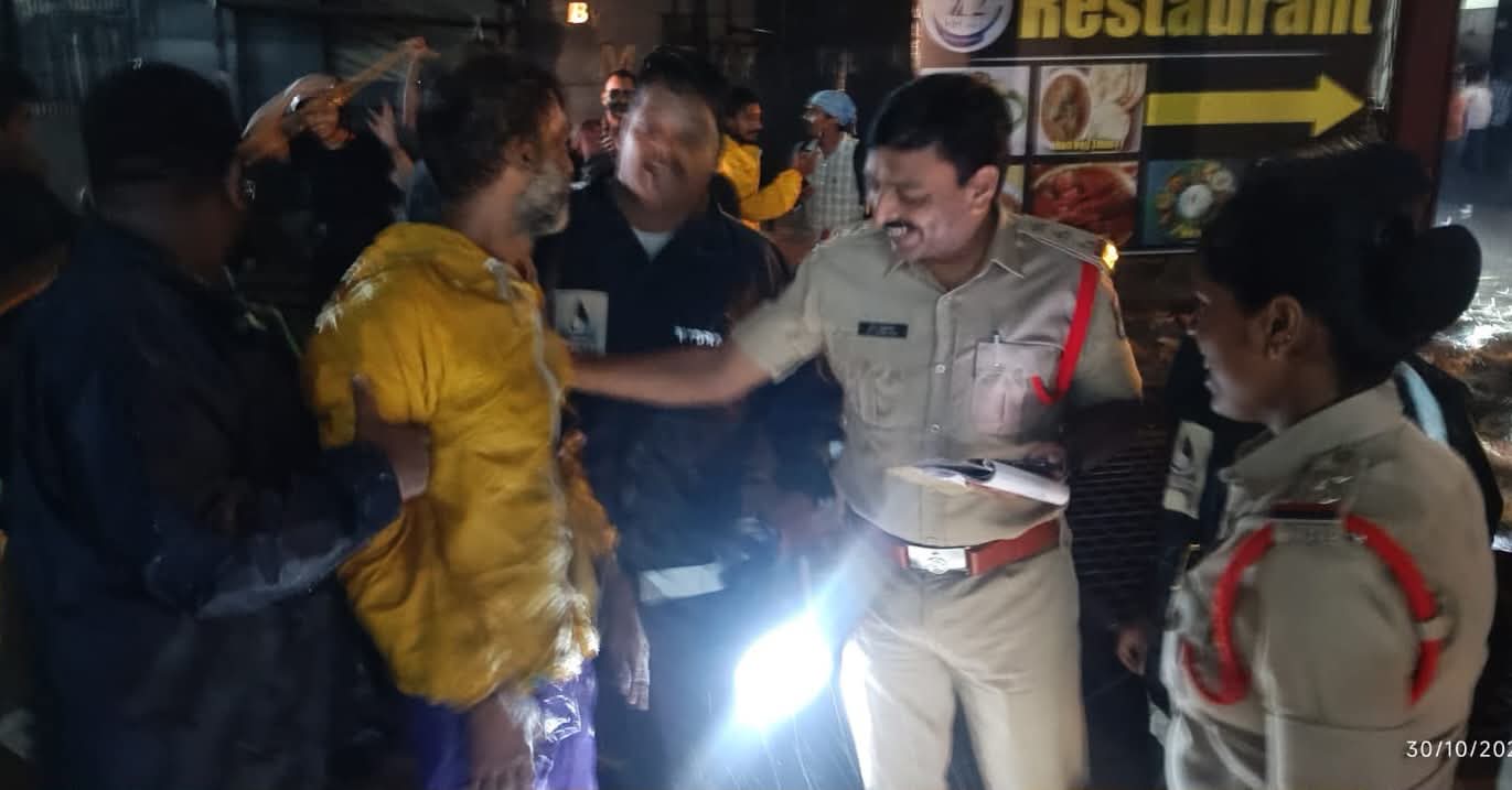 సాహసోపేతంగా కాపాడిన DRF, MRT సిబ్బంది  బాధితుడిని పరామర్శించిన హైడ్రా కమిషనర్ రంగనాథ్.. క్షేత్రస్థాయిలో వరద ప్రాంతాల పరిశీలన - Additional Image